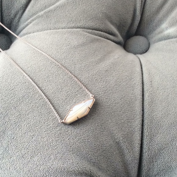 Kendra Scott Beth Necklace Iridescent White Agate - Picture 4 of 4